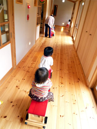 廊下でくるまごっこ