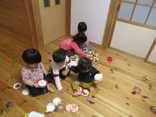 ほふく室でままごと