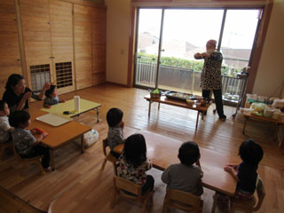 プレイルームで「みんなでごはん」