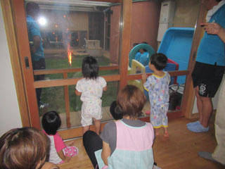 中庭で花火を見学