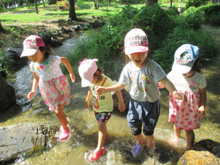 公園で川遊び