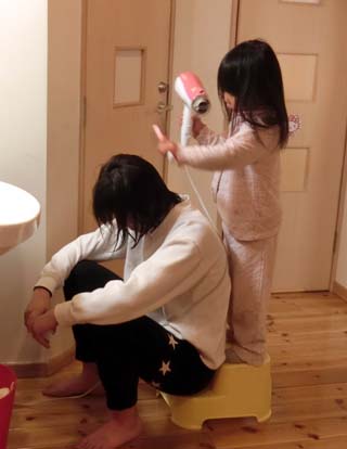 廊下でくるまごっこ