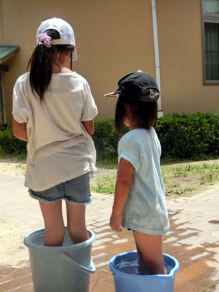 廊下でくるまごっこ